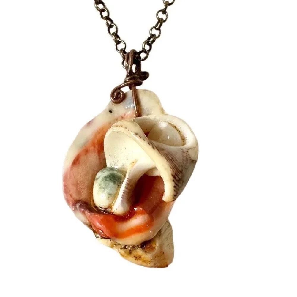 Shell pendant necklace